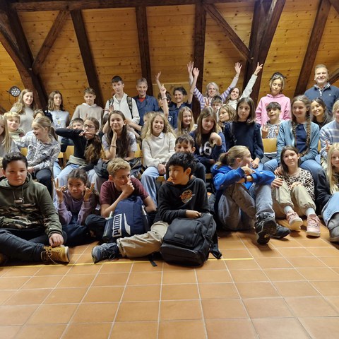 2 Primarschülerinnen und -schüler aus Aegeri und St. Légier