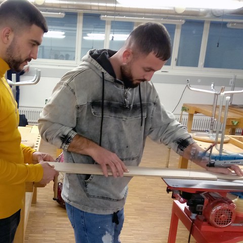 Impression aus dem Workshop zur Gestaltung mit Holz. Die Aufgabe war es ein Gefährt aus Holz herzustellen.