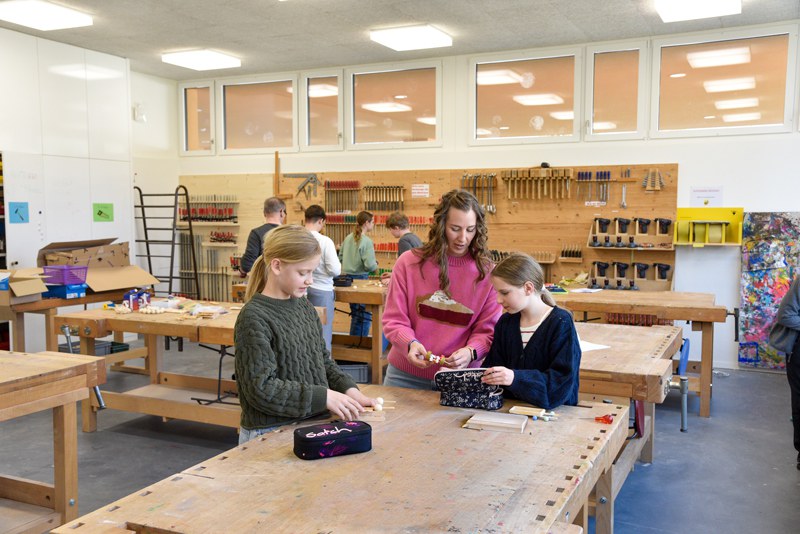 Manuela Gschwend im Klassenzimmer