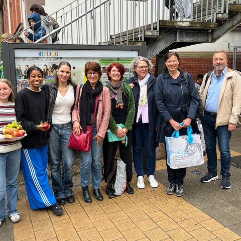 Besuch der Brecht Schule Hamburg mit der Interkulturellen Koordinatorin Eva Pruss (fünfte von links)