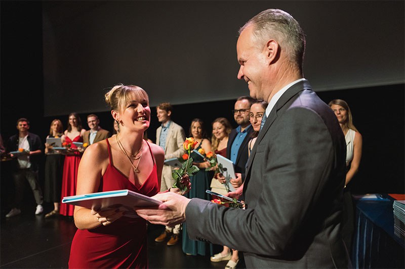 PH Zug überreicht 69 Studierenden ihre Lehrdiplome