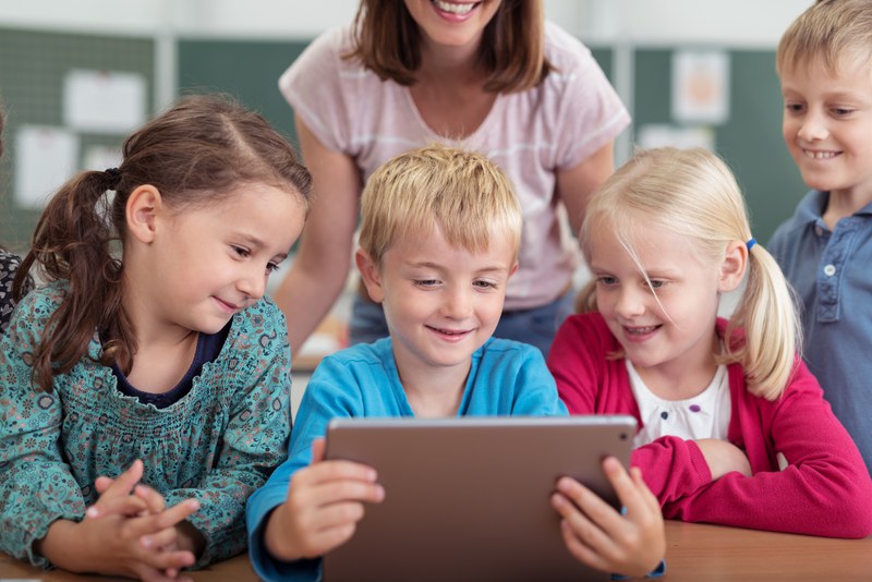 Kinder am Tablet
