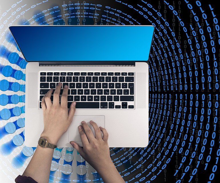 Hände auf Tastatur.