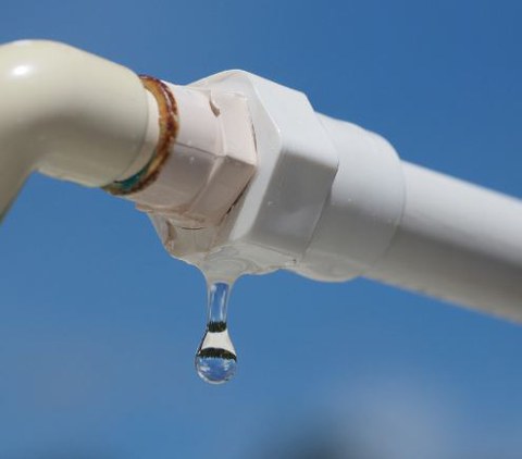 #15 Wasser tropft aus Decke