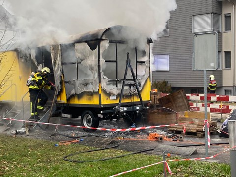 Ausgebrannter Baustellenwagen