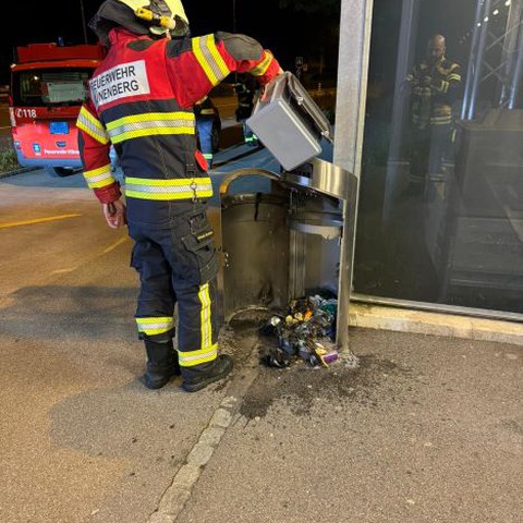 brennender Abfalleimer_web.jpg