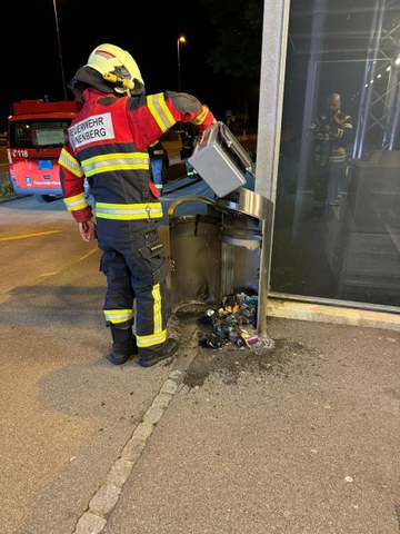 brennender Abfalleimer_web.jpg