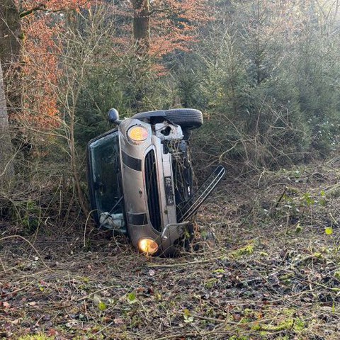 Hünenberg_Auto landet nach Selbstunfall auf der Seite_Bild 1_web.jpg