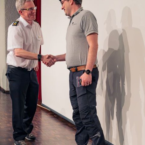 Dani Grab gratuliert Raphael Gretener