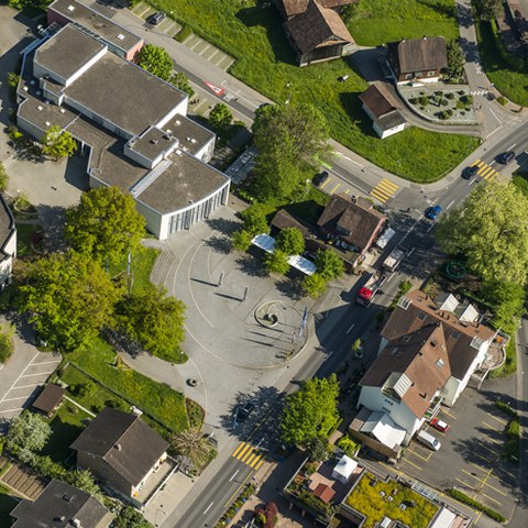 Dorfplatz, Zentrum-Heinrich
