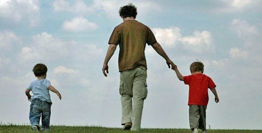 Erwachsener mit 2 Kindern