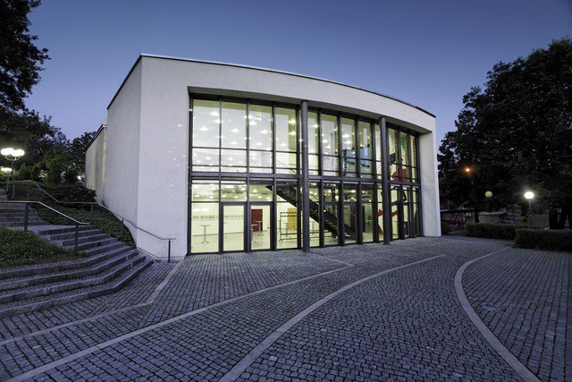 Dorfplatz mit Saal