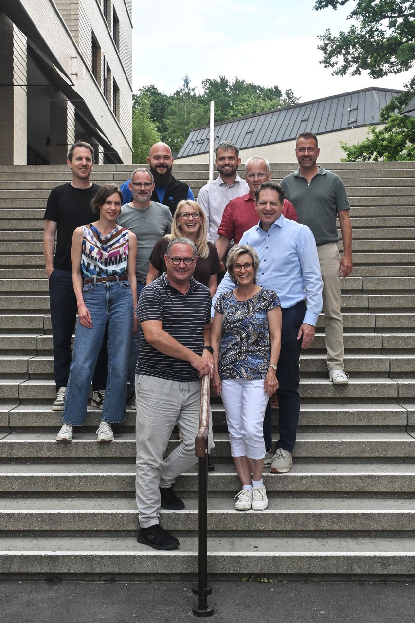 Team Bau und Planung (v.l.o.n.r.u. Patrik Villiger, Lukas Kuster, Donato Andrianello, Mina Blagojevic, Anita Monteleone, Jean-Claude Wenger, Samuel Wild, Roger Marty, Dominik Barmet, Urban Sigrist und Monika Bergamin)