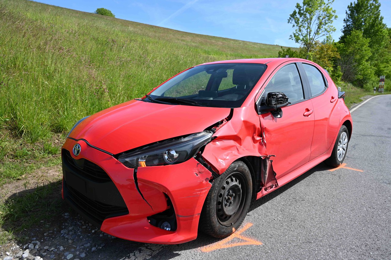 Unfallwagen nach Kollision auf Edlibachstrasse