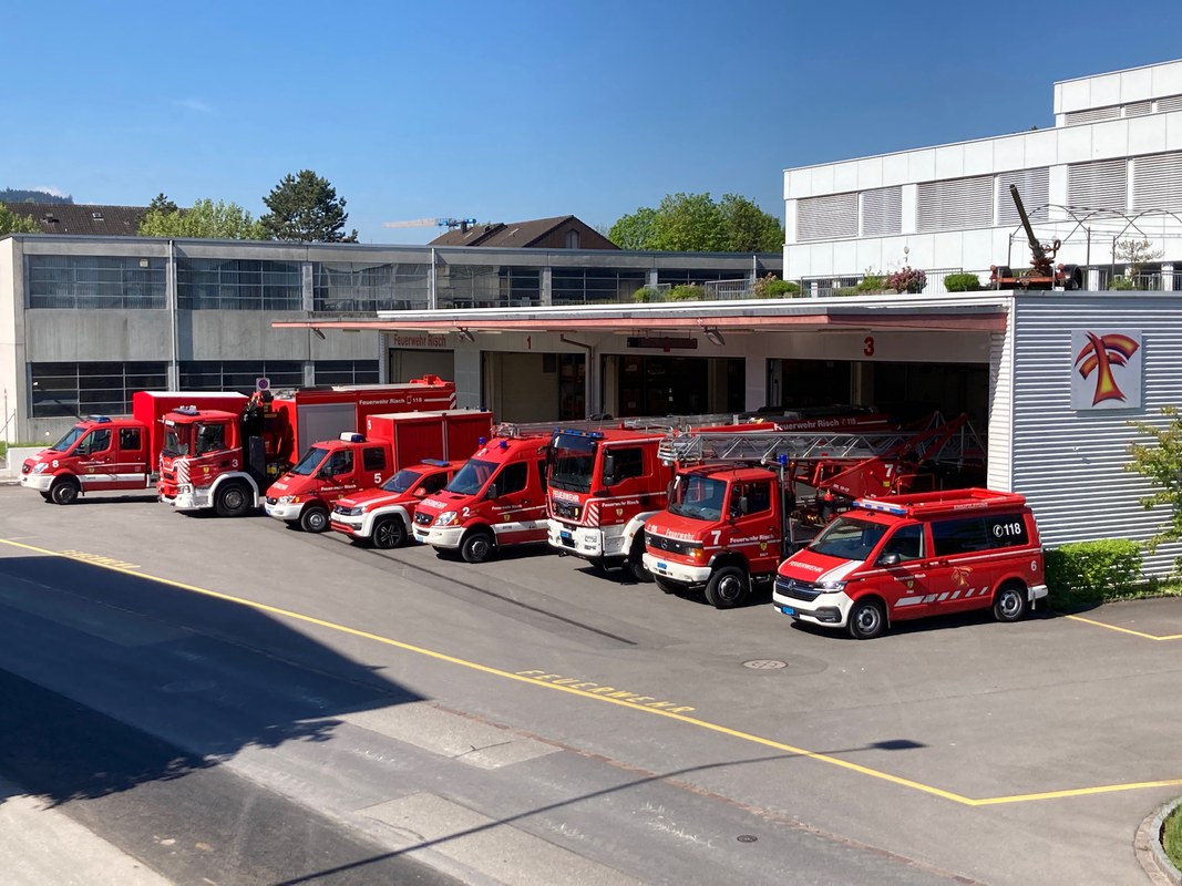 Feuerwehrdepot mit Fahrzeugen davor