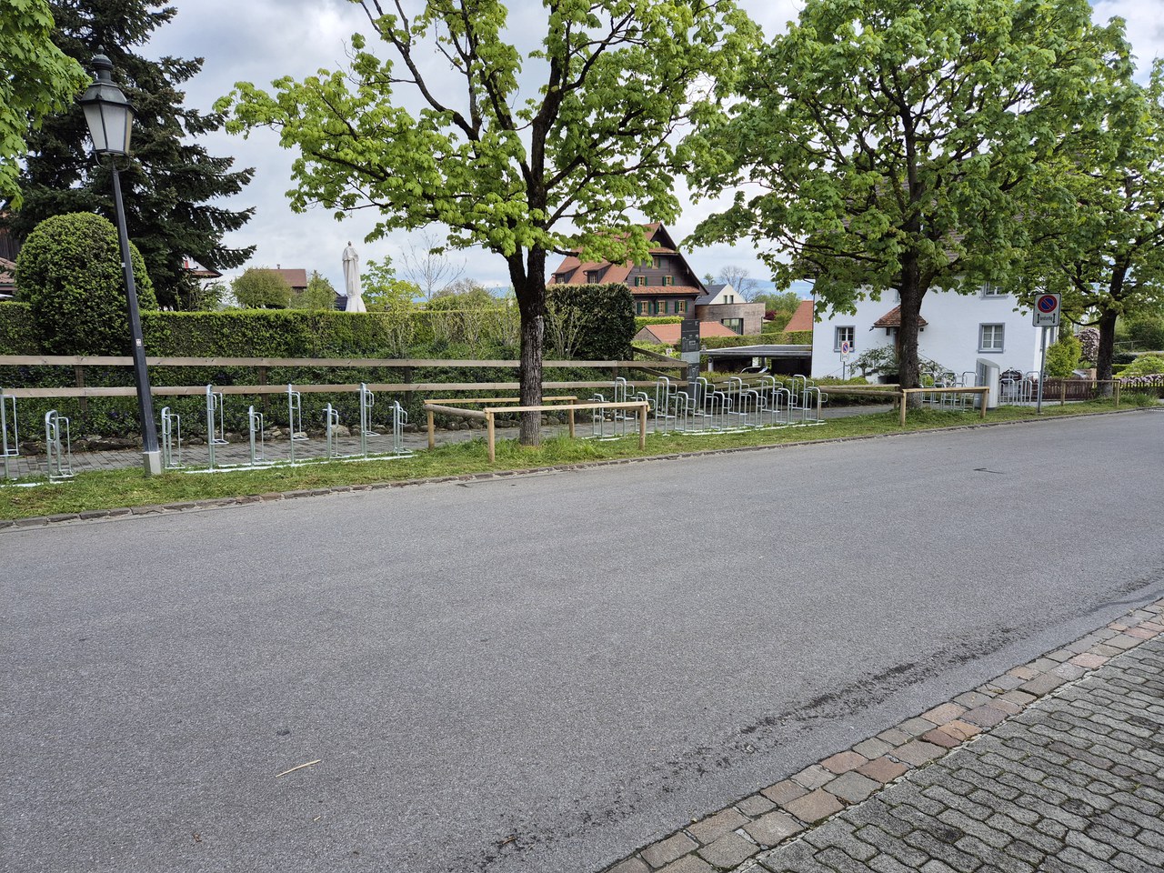 Veloabstellplätze neu in Nähe Badi Buonas