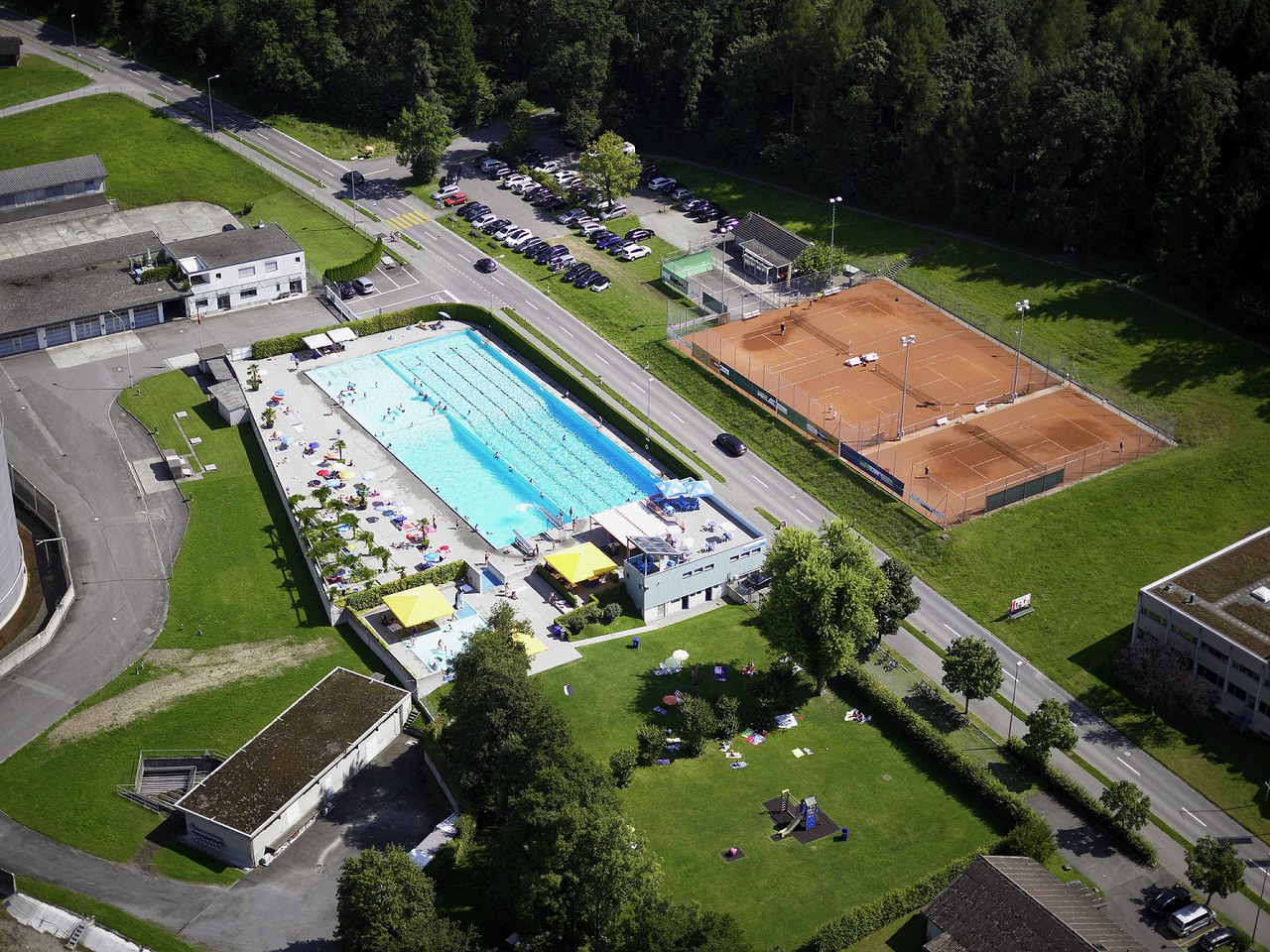 Luftaufnahme von Westen her auf das Freibad Rotkreuz