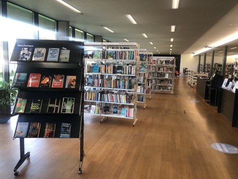 Helle Räumlichkeiten der Bibliothek