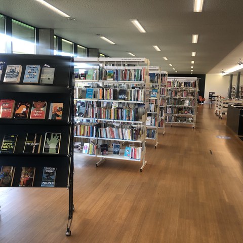 Helle Räumlichkeiten der Bibliothek