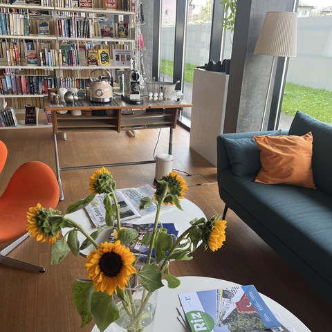 Kaffee- und Lese-Ecke in der Bibliothek