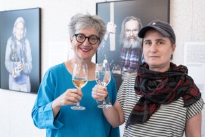 Iris Blum, Kuratorin der Historischen Sammlung Risch (links) und Gabi Vogt, Fotografin