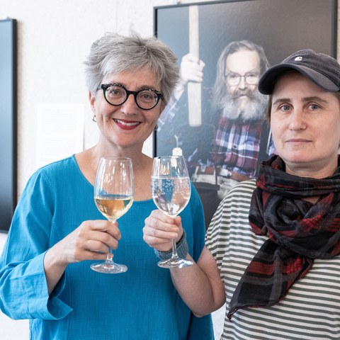 Iris Blum, Kuratorin der Historischen Sammlung Risch (links) und Gabi Vogt, Fotografin