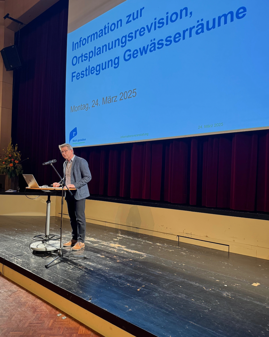 Informationen aus erster Hand: Gemeinderat Patrick Wahl bei der Informationsveranstaltung zur Festlegung des Gewässerraums im Rahmen der Ortsplanungsrevision