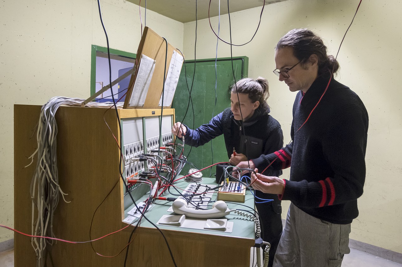 «bittelangsam» in Aktion: Klangexperimente an der Telefonzentrale  (Bild: Hans Galliker)