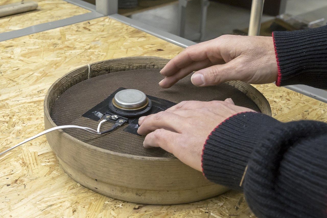 Feinjustierung am Resonanzkörper «Mehlsieb» (Bild: Hans Galliker)