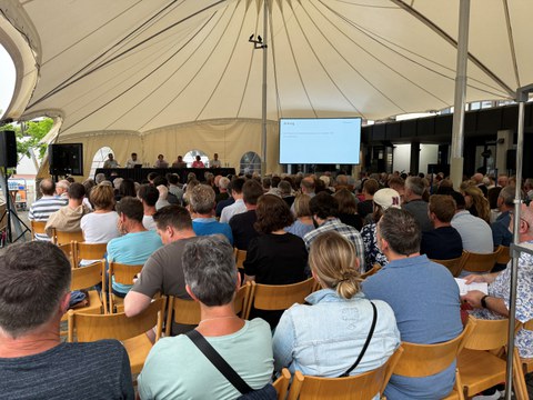 Gemeindeversammlung unter dem Zelt auf dem Dorfplatz