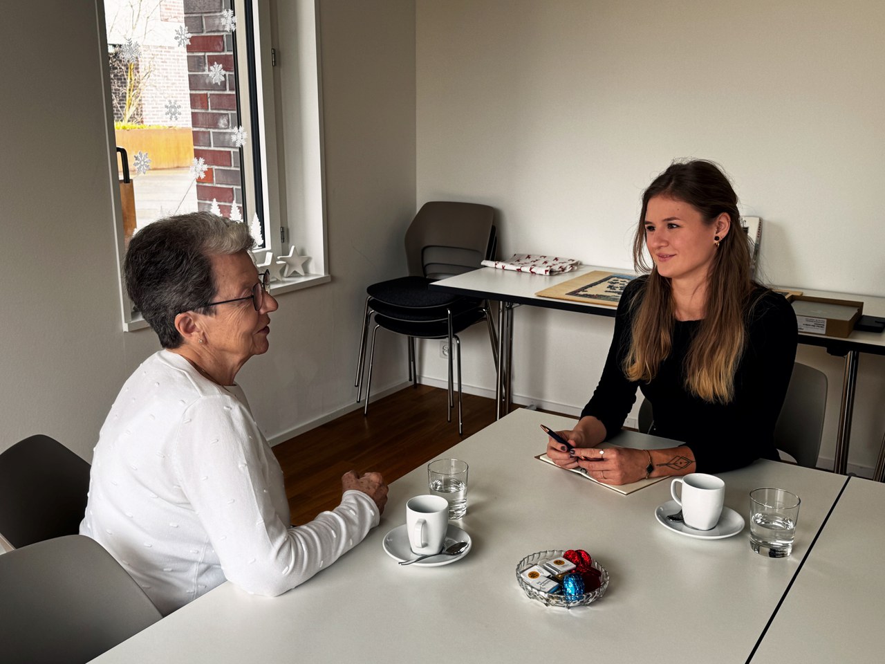 Altersbeauftragte Sophie Kilian beim Gespräch mit einer Bewohnerin