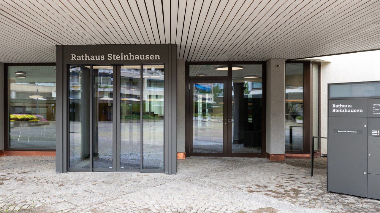 Zentrum von Steinhausen mit dem Rathaus, der Kirche St. Matthias und dem Zentrum Chilematt