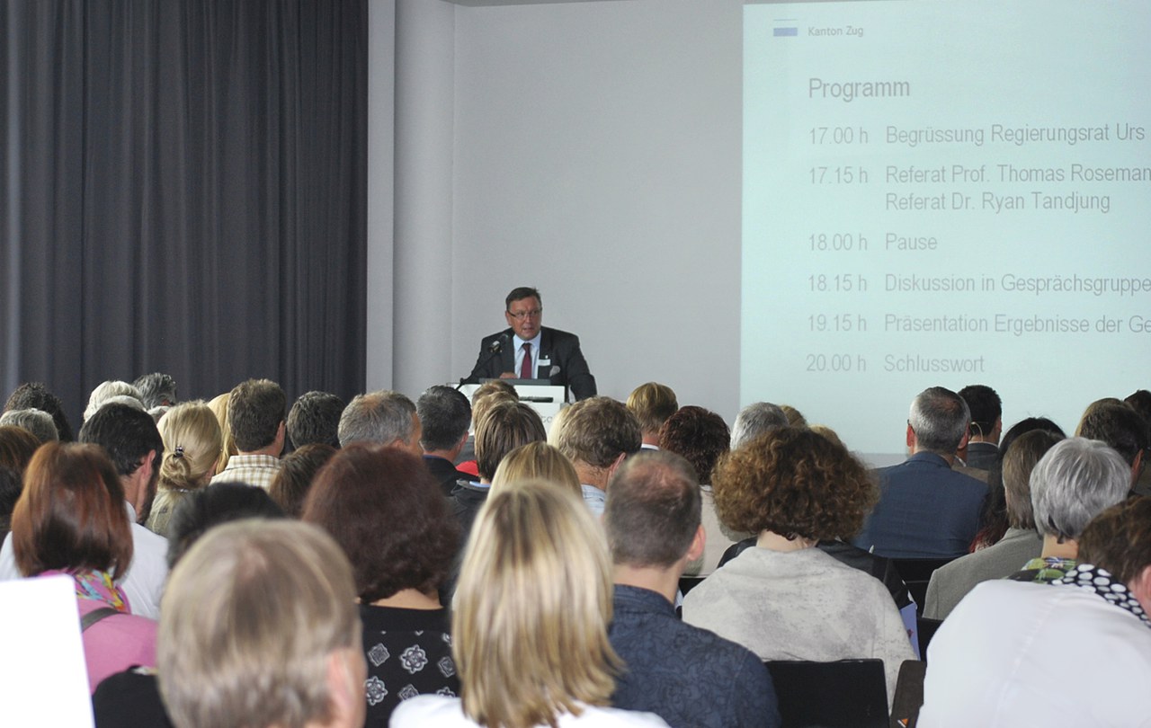 Gesundheitsdirektor Urs Hürlimann konnte rund 100 Vertreterinnen und Vertreter des Zuger Gesundheitswesens zu den ersten «Zuger Gesprächen zur ärztlichen Grundversorgung» begrüssen.