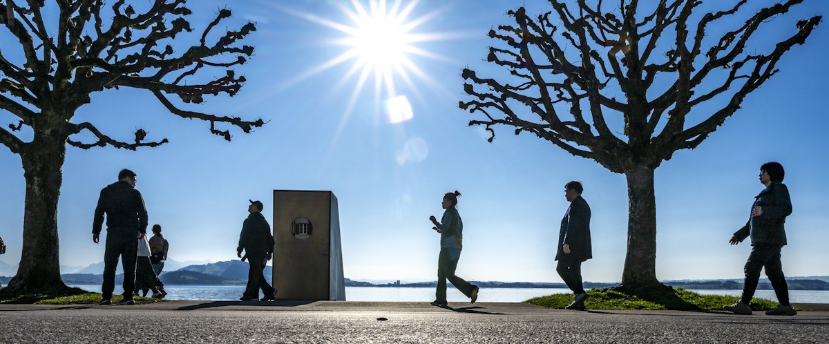 Menschen spazieren an Zuger Seepromenade