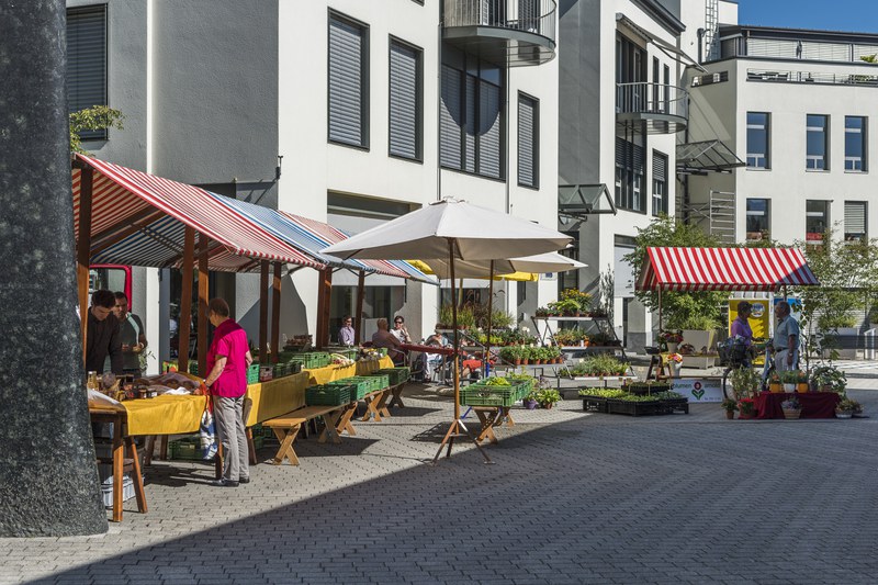 Markt auf dem Dorfplatz von Cham