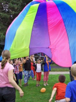 Spielende Kinder der HPS