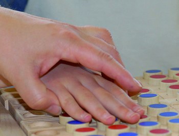 Bild von Händen auf einer Lesemaschine