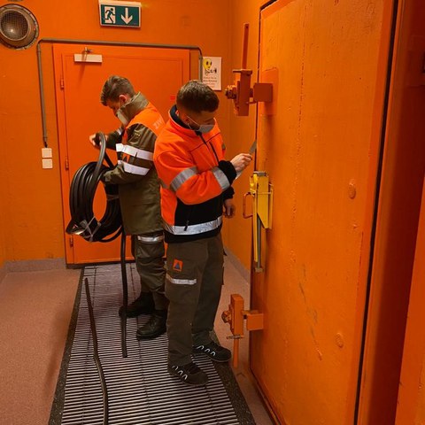 Unterhaltsarbeiten an einer Panzertüre