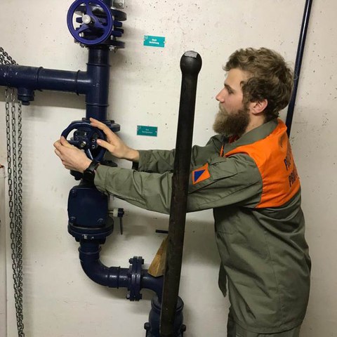 Bild 3: Handhabung der Abwasserhandpumpe