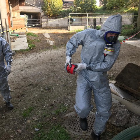 Absperrung Kernzone mit echtem Vollschutzanzug