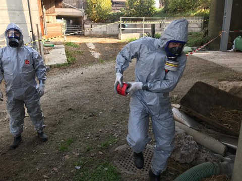 Absperrung Kernzone mit echtem Vollschutzanzug