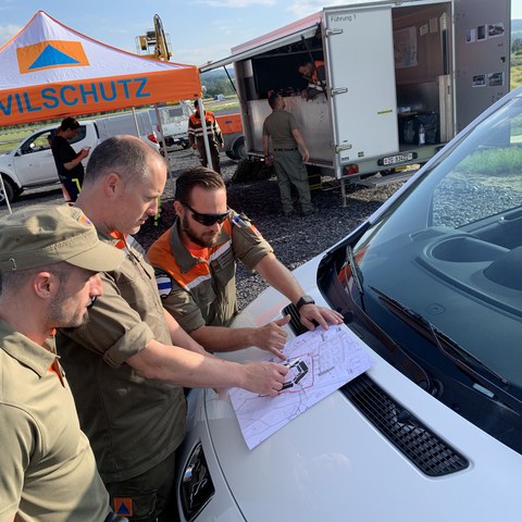 Bild 1: Besprechung auf dem Gelände