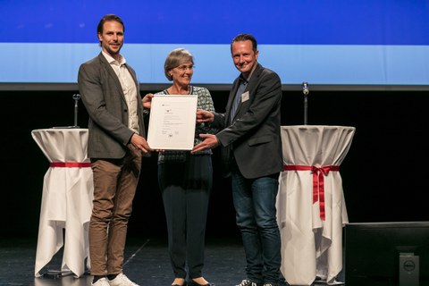 Der Zuger Innovationspreis 2022 geht an die Firma isenzio AG in Baar für die Plattform «vorhangbox.ch»