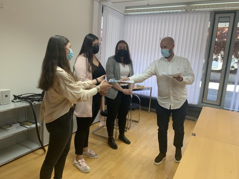 Lernende erhalten Urkunde